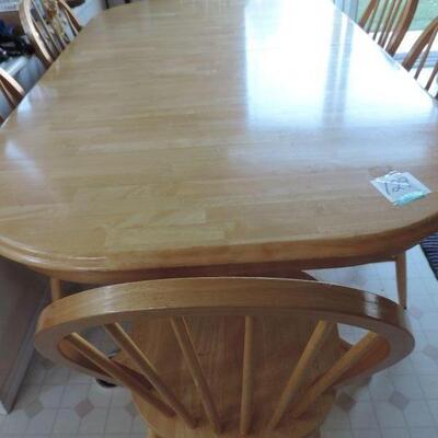 OAK TABLE AND 6 MATCHING CHAIRS