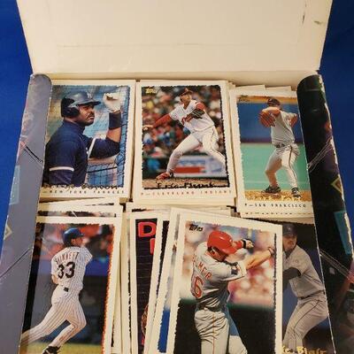 Lot 10: Box of 1995 Topps MLB Series 1 Baseball Cards