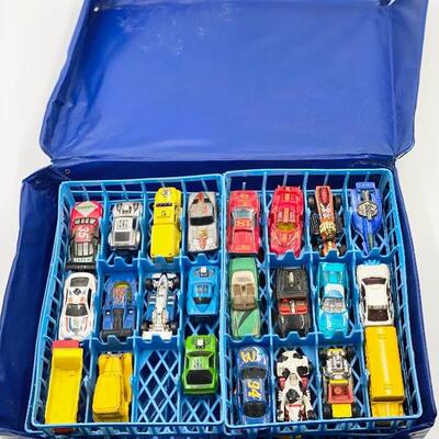 32 HOT WHEELS CARS WITH CARRYING CASE