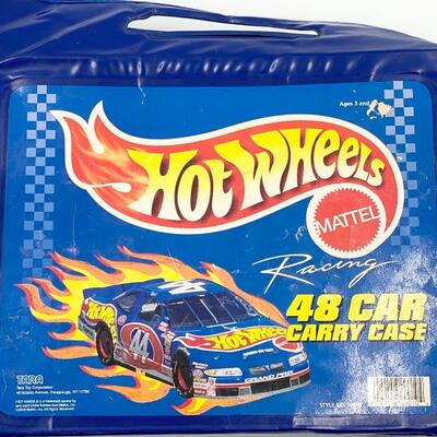 32 HOT WHEELS CARS WITH CARRYING CASE