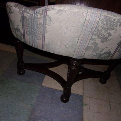 Lot 187 - Cushioned Seat 