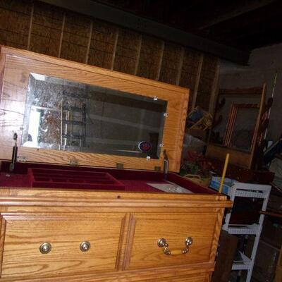 Lot 200 - 2 Over 4 Dresser With Lift Up Mirror 