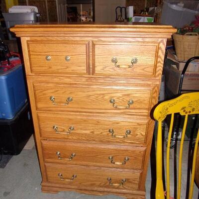 Lot 200 - 2 Over 4 Dresser With Lift Up Mirror 