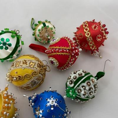 (184) Vintage | Eight Push Pin Ornaments