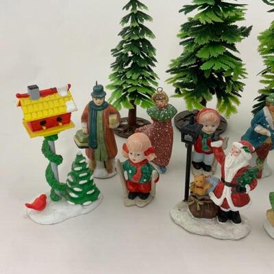 (186) Christmas Village Accessories