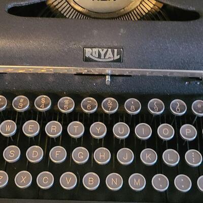 UM2: Royal Quiet Deluxe Typewriter