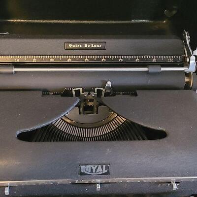 UM2: Royal Quiet Deluxe Typewriter