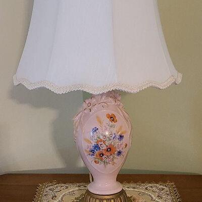 D68: Pink Floral Vintage Lamp & Tapestery