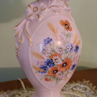 D68: Pink Floral Vintage Lamp & Tapestery