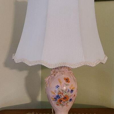 D68: Pink Floral Vintage Lamp & Tapestery