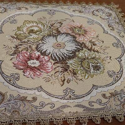 D68: Pink Floral Vintage Lamp & Tapestery