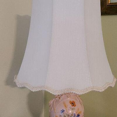 D68: Pink Floral Vintage Lamp & Tapestery