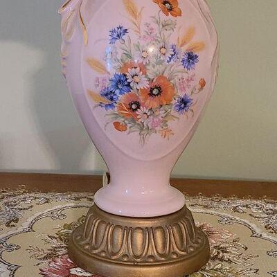 D68: Pink Floral Vintage Lamp & Tapestery