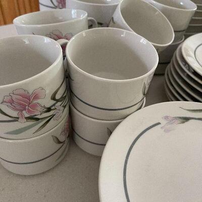 D71: Vintage China Set