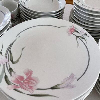 D71: Vintage China Set