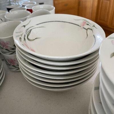 D71: Vintage China Set