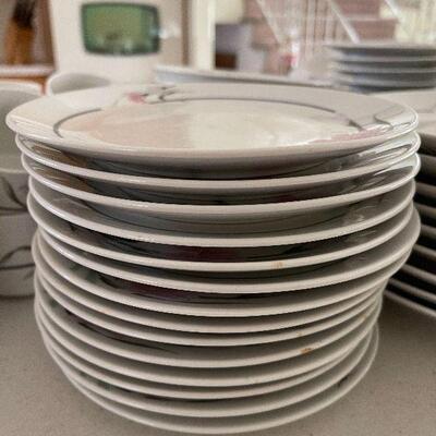 D71: Vintage China Set