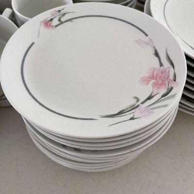 D71: Vintage China Set