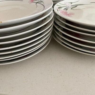 D71: Vintage China Set