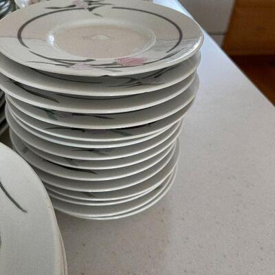D71: Vintage China Set