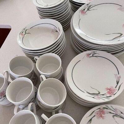 D71: Vintage China Set