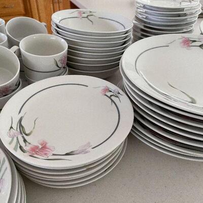 D71: Vintage China Set
