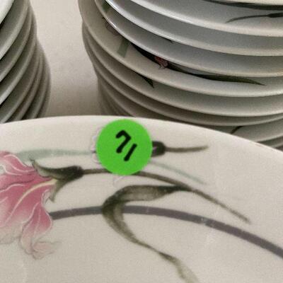 D71: Vintage China Set