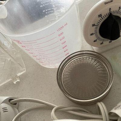 D73: Lot of Kitchen Ware