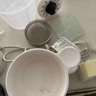 D73: Lot of Kitchen Ware