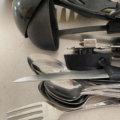 D73: Lot of Kitchen Ware