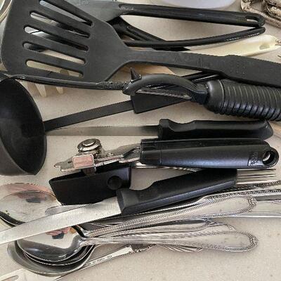 D73: Lot of Kitchen Ware