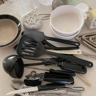 D73: Lot of Kitchen Ware