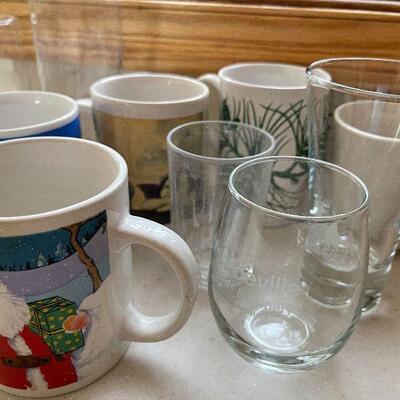 D76: Lot of Glasses and Mugs