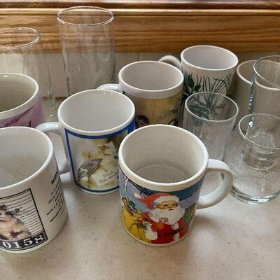 D76: Lot of Glasses and Mugs
