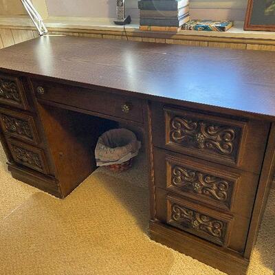 M135: Vintage Desk