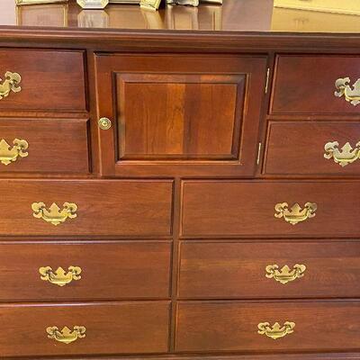 M138: Very Nice Dresser with 12 Drawers