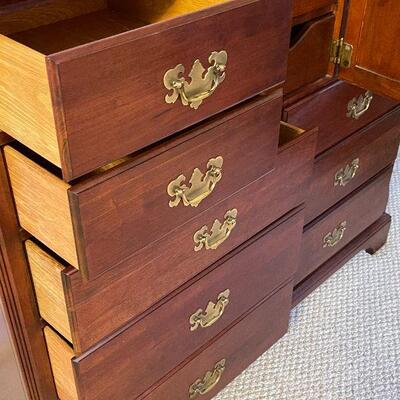 M138: Very Nice Dresser with 12 Drawers