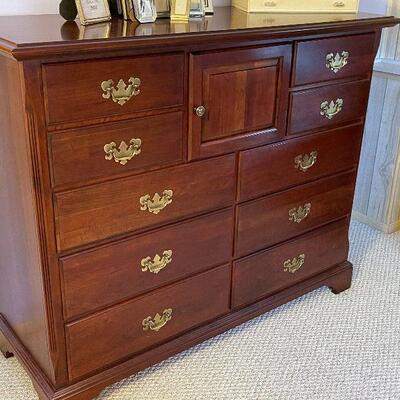 M138: Very Nice Dresser with 12 Drawers