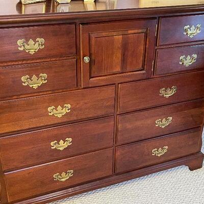 M138: Very Nice Dresser with 12 Drawers