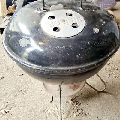 SMALL TABLE TOP WEBER CHARCOAL GRILL