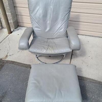 Vintage Leather Stressless Recliner with Swivel base and Ottoman, Gray