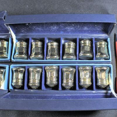 LOT#154: 4 Sets of Gold Tone Salt & Pepper Shakers