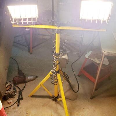 LARGE HALOGEN SHOP LIGHT SET W/ EXTRA OIUTLET 