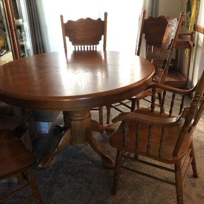 Beautiful Oak Round Dining Table 