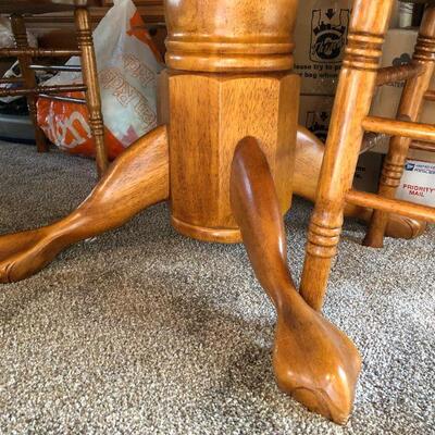 Beautiful Oak Round Dining Table 