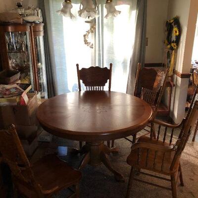 Beautiful Oak Round Dining Table 