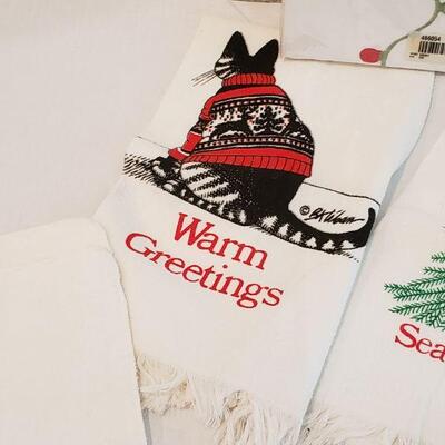 Lot 8: Mixed Christmas Linens (Pillowcases, Handtowels, Washcloths)