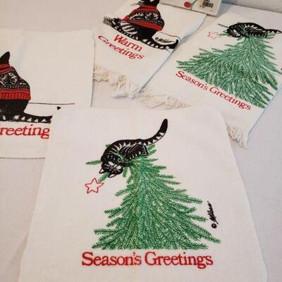 Lot 8: Mixed Christmas Linens (Pillowcases, Handtowels, Washcloths)