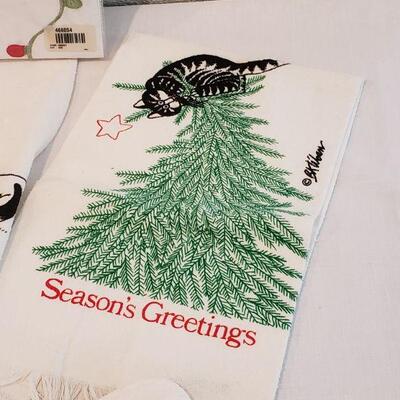 Lot 8: Mixed Christmas Linens (Pillowcases, Handtowels, Washcloths)