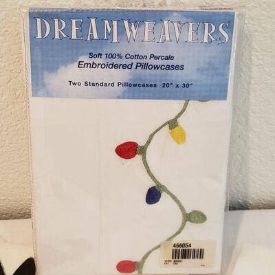 Lot 8: Mixed Christmas Linens (Pillowcases, Handtowels, Washcloths)